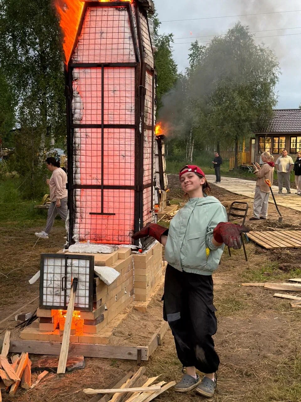 Высокая разборная печь во время дровяного обжига